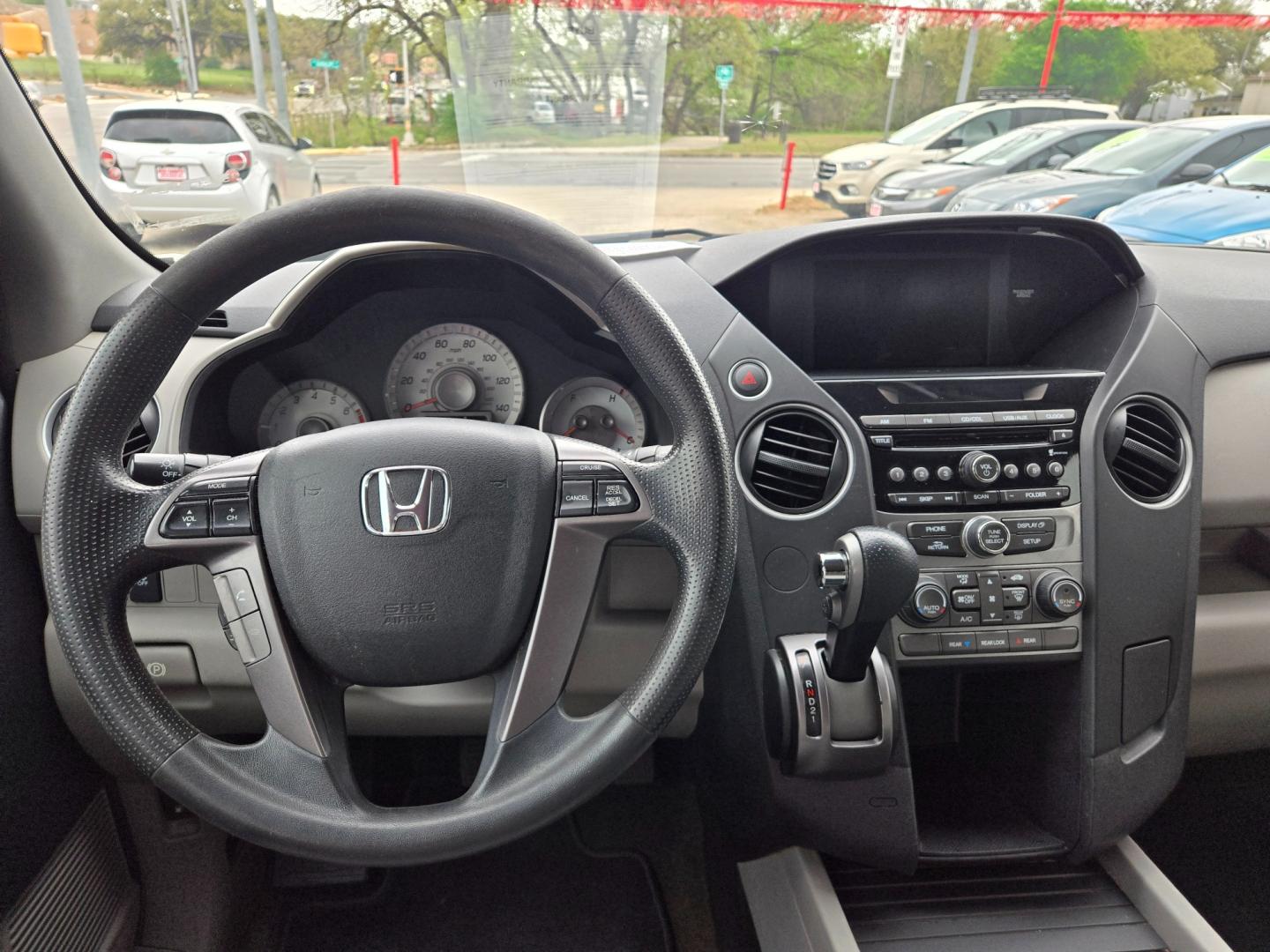 2015 WHITE /Beige Honda Pilot EX 2WD 5-Spd AT (5FNYF3H43FB) with an 3.5L V6 SOHC 24V engine, 5-Speed Automatic transmission, located at 503 West Court, Seguin, TX, 78155, (830) 379-3373, 29.568621, -97.969803 - Photo#5